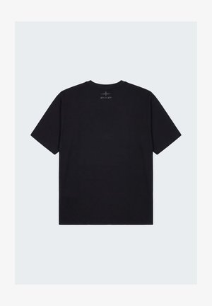 T-shirt noir à manches courtes avec un petit logo "PXP" gris et un graphique d'étoile centrés sous le col au dos.
