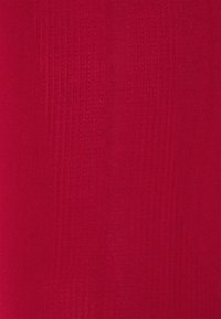 Tessuto rosso con un motivo testurizzato, caratterizzato da righe verticali a coste, realizzato in un materiale tessile liscio.