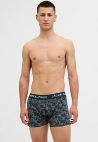 Herren Boxer Briefs in Blau mit einem Blattmuster in Orange und Grün. Elastischer schwarzer Bund mit "JACK & JONES"-Logo. Weicher Stoff, enganliegendes Design.