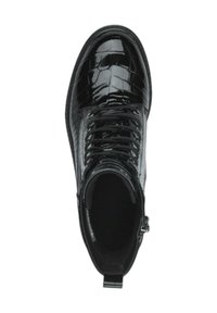 Botín negro tipo ankle con un patrón de textura de cocodrilo, diseño con cordones, puntera redonda y una lengüeta en la parte posterior para ponérselo con facilidad.