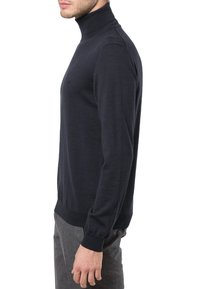 Marineblaue Rollkragenpullover aus feinem Strickstoff. Enger Schnitt mit langen Ärmeln und gerippten Bündchen, der eine glatte Textur aufweist.