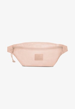 Banane en tissu rose clair avec une fermeture éclair simple et un patch logo de la marque cousu sur le devant, extrémités de la sangle non attachées visibles sur les côtés.