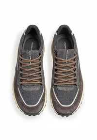 Zapatillas grises y marrones con una combinación de parte superior de ante y textil, que cuentan con cordones marrones, una suela acolchada y detalles en blanco contrastantes.