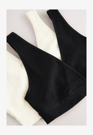 Dwa prążkowane biustonosze typu bralette w kolorze czarnym i kremowym, z szerokimi ramiączkami i dekoltem w kształcie litery V, o fakturowanym wykończeniu i elastycznych pasach pod biustem.