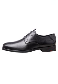 Chaussure habillée en cuir noir avec un design élégant, texture lisse, bout arrondi et fermeture à lacets à six œillets. Présente une marque discrète sur le talon.