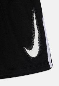 Zwarte sportshorts van ademend materiaal. Heeft een groot wit Nike swoosh-logo met stippenaccenten en een contrasterende zijstrook.