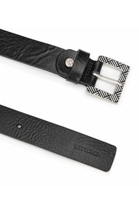 Cinturón de cuero negro con un acabado texturizado, que presenta una hebilla cuadrada de color plateado con un patrón a rayas y una marca en relieve.