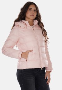 Giacca puffer rosa chiaro con zip frontale, cappuccio removibile, polsini a coste e trapuntatura orizzontale. Presenta tasche laterali e dettagli dorati.