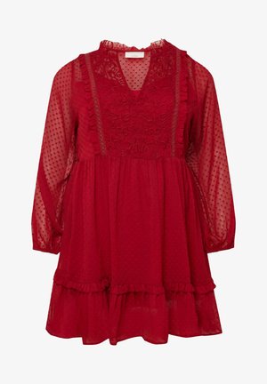 Robe longue rouge transparente à manches longues avec texture à pois, broderie florale sur le corsage, bordure à volants sur la poitrine et l'ourlet, et col en V.