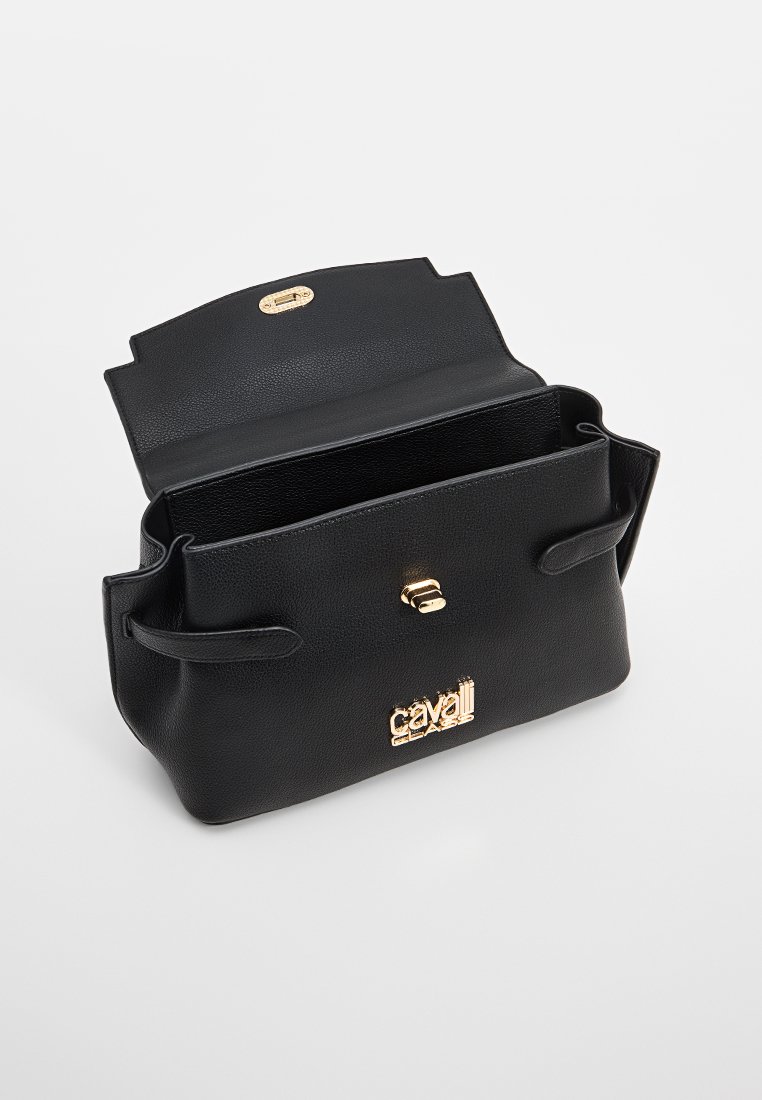 Sac à main en cuir noir avec une finition texturée, fermoir en métal doré et un détail de logo à l'avant. Design ouvert montrant l'espace intérieur.