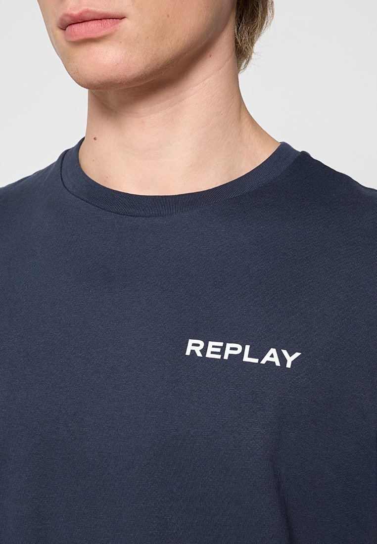 Marineblauwe katoenen T-shirt met een ronde hals en korte mouwen, met witte "REPLAY" branding op de linkerkant van de borst.