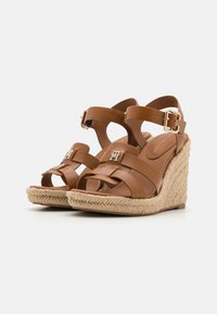 Tommy Hilfiger WEDGE  - Sandali con zeppa - cognac brown
