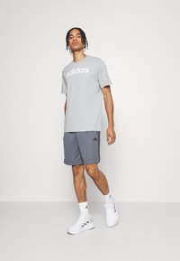 adidas Sportswear ESSENTIALS SINGLE LINEAR EMBROIDERED - Apdrukāts T-krekls - medium grey heather