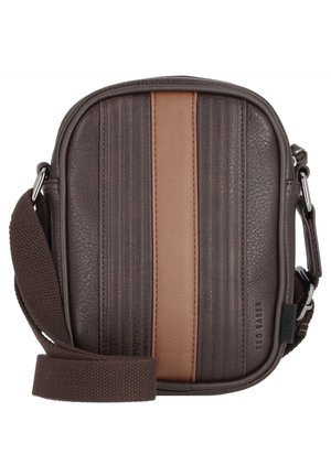 Borsa a tracolla in pelle marrone con texture a righe verticali e una striscia centrale beige. Dotata di una tracolla in tessuto regolabile e chiusura con zip.