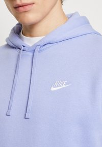 Nike Sportswear SPORTSWEAR CLUB FLEECE - Sweatshirt com capuz - light thistle/white