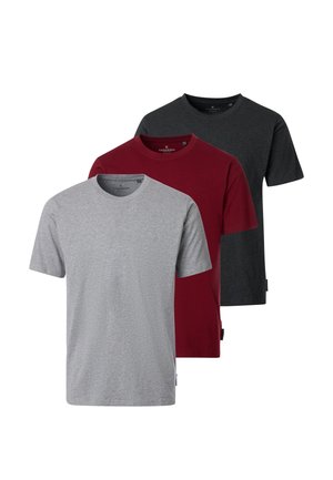 Drei schlichte T-Shirts mit Rundhalsausschnitt in Grau, Burgunderrot und Dunkelgrau, in einer geschichteten Anordnung dargestellt.