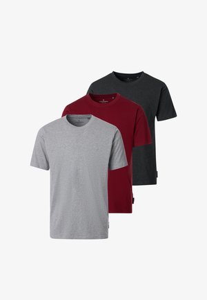 Drie effen T-shirts met ronde hals in grijs, bordeauxrood en donker antraciet, getoond in een gelaagde opstelling.