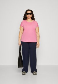 Vero Moda Curve VMAYA PLAIN - Lihtne T-särk - pink cosmos