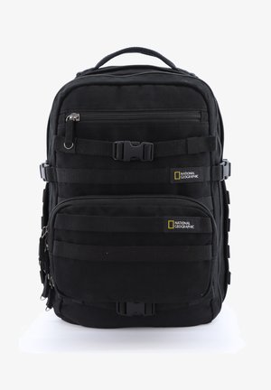 Schwarzer Rucksack aus strapazierfähigem Material mit mehreren Reißverschlussfächern, verstellbaren Trägern und Akzenten mit dem National Geographic-Logo.