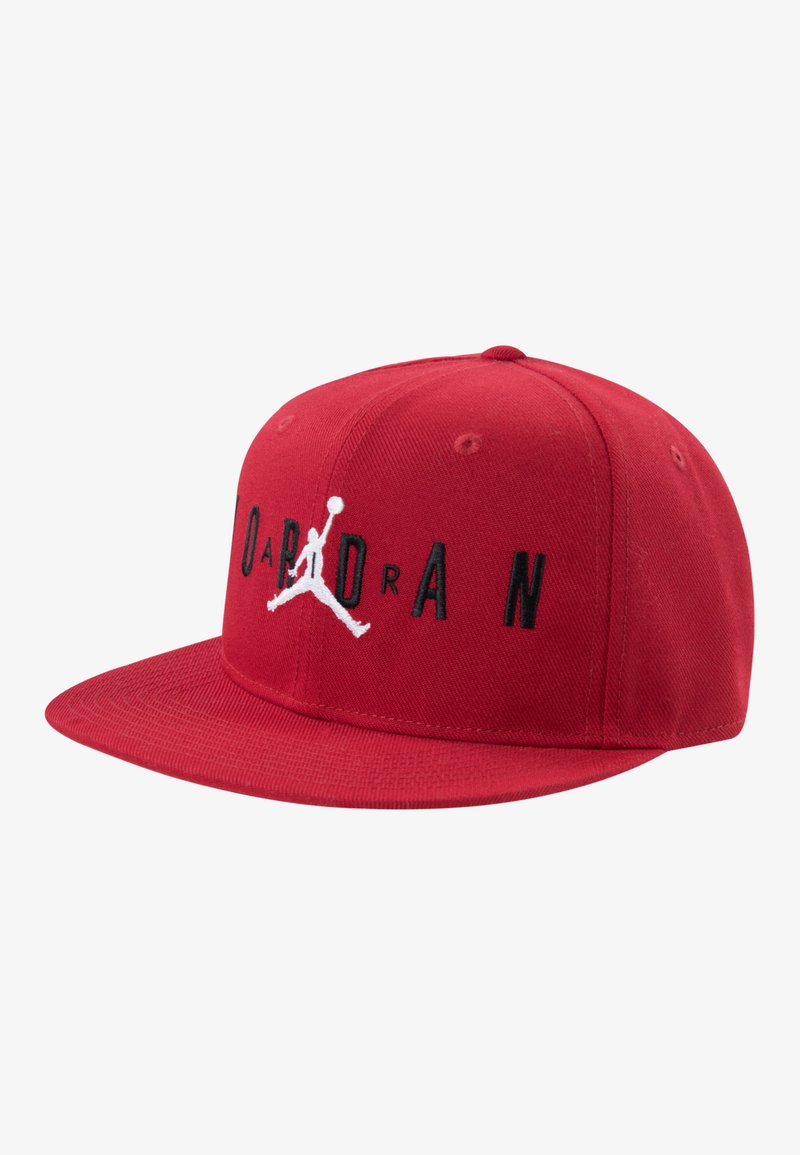 Rød baseballcaps laget av teksturert stoff. Har en flat skygge og brodert svart "JORDAN"-tekst med hvit Jumpman-logo på forsiden.