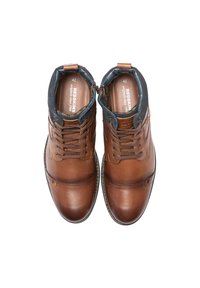 Chaussures en cuir marron avec une tige haute, bout arrondi, accents bleu marine, lacets à l'avant et col matelassé. Taille indiquée comme 42.