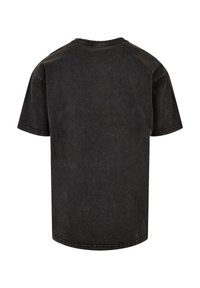 Schwarzes Baumwoll-T-Shirt mit kurzen Ärmeln, Rundhalsausschnitt und einem abgenutzten Look. Verfügt über sichtbare Nähte entlang des Halsausschnitts und der Ärmel.
