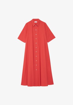 Rød skjortekjole i midilengde med korte ærmer, spidst krave og hvide knapper ned foran i midten.