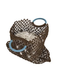 Cesta marrón tejida con diseño de red, con asas redondas azules. Incluye una bolsa blanca con cordón en el interior.