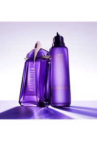 Duo de parfums Mugler Alien comprenant un flacon en verre facetté violet profond avec des accents dorés et un flacon pulvérisateur assorti violet.
