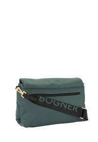 Zielona syntetyczna torba crossbody z złotymi akcentami, czarnym paskiem na ramię z logo, kieszenią na zamek, gładką fakturą i prostokątnym kształtem.