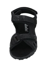 Sandalia negra con correas ajustables; parte superior texturizada con acentos brillantes; suela resistente con dibujo para agarre; diseño de punta abierta.