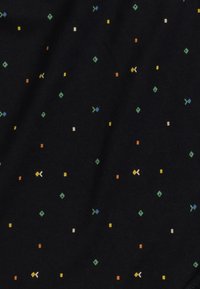 Czarna tkanina z rozproszonym wzorem małych diamentów i kwadratów w kolorach zielonym, żółtym, pomarańczowym i białym. Miękka tekstura i gładkie wykończenie.