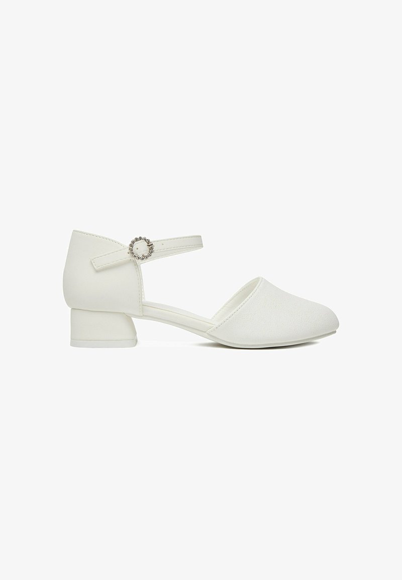 Weißer Schuh mit niedrigem Absatz, geschlossener Spitze, Knöchelriemen und dekorativer runder Schnalle auf einfachem weißem Hintergrund.