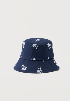 Granatowy kapelusz typu bucket z białymi haftowanymi kwiatowymi wzorami równomiernie rozmieszczonymi wokół korony i ronda.