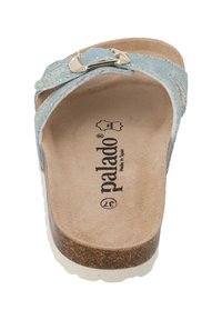 Blå denim slide sandal med en korksula. Har ett metallspänne och en mjuk, texturerad fotbädd. Logotyp tryckt inuti.