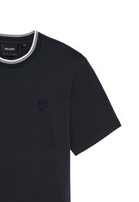 T-shirt in cotone blu navy con colletto a girocollo a coste, caratterizzato da un'accenna a righe bianche e un piccolo logo ricamato sul petto.