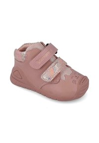 Botas de niña pequeñas en color rosa con un exterior de cuero suave, dos correas de velcro brillantes, un diseño de cara de gato en la punta y una suela texturizada.