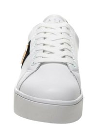 Sneakers bianchi in pelle con texture liscia, punta tondeggiante e suola piatta. Presentano dettagli neri e hardware dorato sul lato.