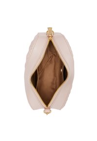 Borsa in ecopelle rosa con zip dorata. Presenta un motivo trapuntato e un rivestimento interno liscio. Si apre ampiamente per un facile accesso ai contenuti.