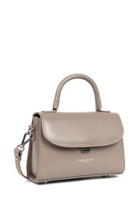 Borsa a mano in finta pelle beige con un design strutturato, pattina decorativa, accessori in argento, manico superiore e tracolla rimovibile.