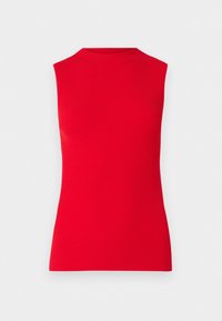 Ärmlös röd ribbad stickad topp med hög rund halsringning, figurnära passform, visad mot en vanlig ljusgrå bakgrund.