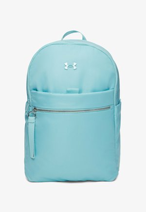 Zaino azzurro chiaro in tessuto morbido. Dotato di tasca frontale con cerniera, spallacci regolabili e manico superiore. Logo ben visibile.