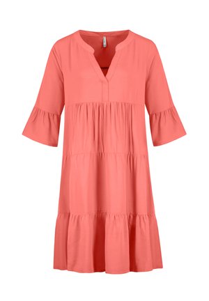 Korallenfarbenes Kleid mit V-Ausschnitt, drei Viertel Glockenärmeln und gestuftem Rüschensaum. Hergestellt aus leichtem Material; angenehme, glatte Textur.