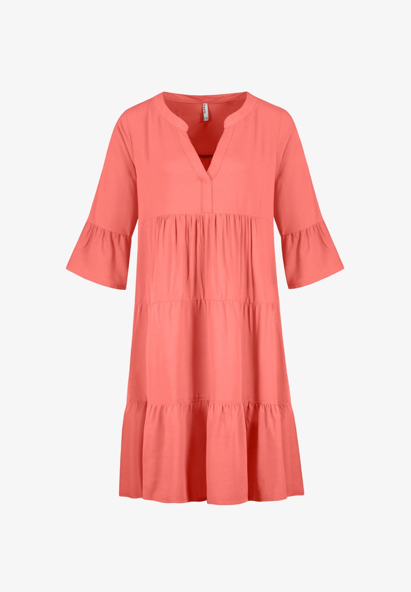 Korallenfarbenes Kleid mit V-Ausschnitt, drei Viertel Glockenärmeln und gestuftem Rüschensaum. Hergestellt aus leichtem Material; angenehme, glatte Textur.