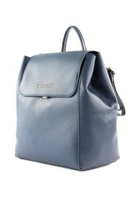 Sininen nahkareppu, jossa on teksturoitu pinta, läppä sulkeminen, kultaista metallia ja yläkahva. Varustettu tilavalla pääosastolla.