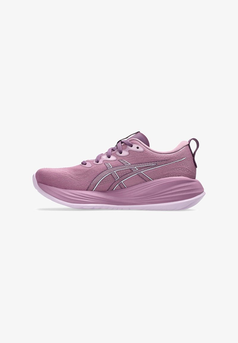 Sapatilhas de corrida leves em rosa suave com um upper texturizado, detalhes em branco e uma sola grossa e almofadada. Apresenta um design de atar e uma aba no calcanhar.