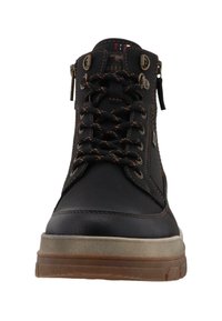 Botas de cuero negras hasta el tobillo con acentos marrones, diseño de cordones y suela de goma gruesa. Presenta un zipper en el lateral y detalles de costura.