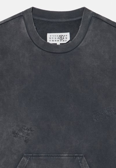 Mörkgrå bomullströja med ribbad rund halsringning, kontrasterande tygtextur, slitna detaljer och präglade siffertillbehör.