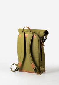 Zaino verde con chiusura a rotolo, dettagli in pelle marrone chiaro, spallacci regolabili e finitura testurizzata. Presenta un compartimento con zip per lo stoccaggio.
