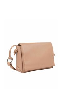 Liten rektangulär crossbody-väska i mjuk beige läder. Har en flikstängning, justerbar rem och en minimalistisk design utan synliga detaljer.